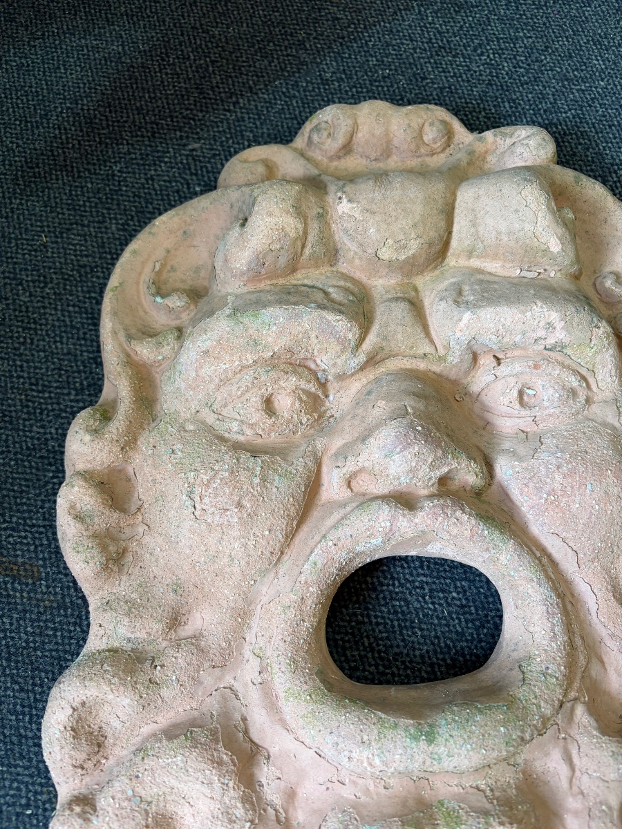 Grand masque en terre cuite, de style antique, degueuloir  de fontaine ou décor de jardin. -photo-3