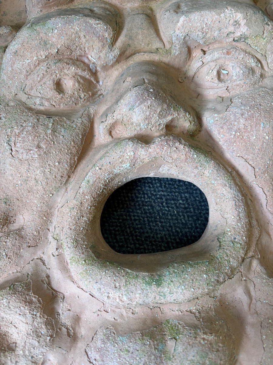 Grand masque en terre cuite, de style antique, degueuloir  de fontaine ou décor de jardin. -photo-4