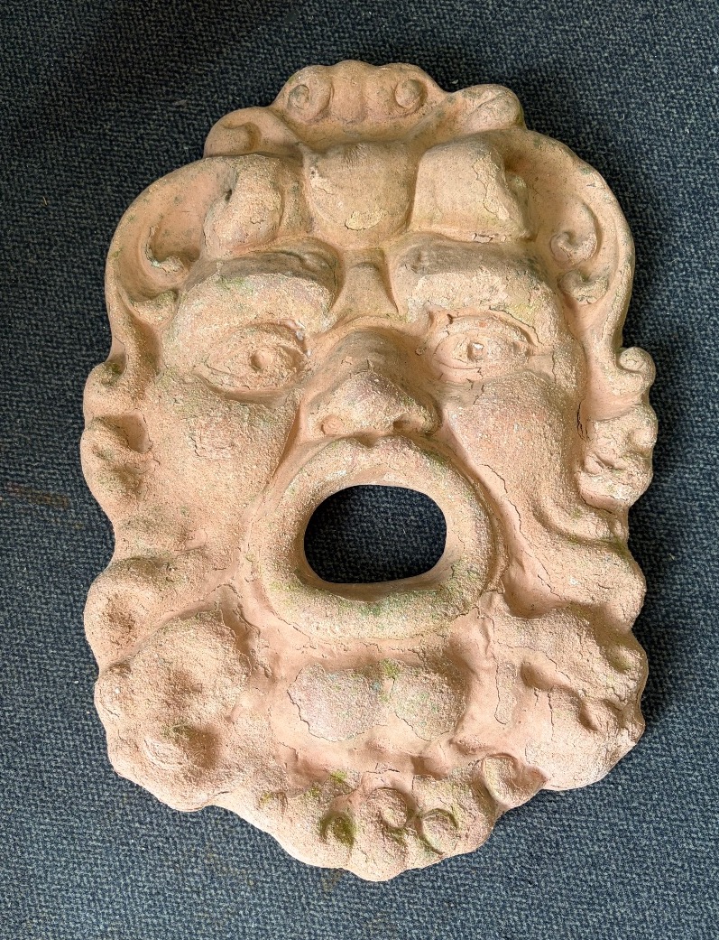 Grand masque en terre cuite, de style antique, degueuloir  de fontaine ou décor de jardin. 
