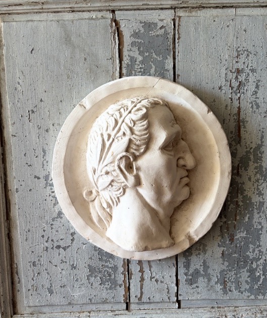 Profil en plâtre de l’empereur romain Domitien, appliqué sur un panneau ancien. 