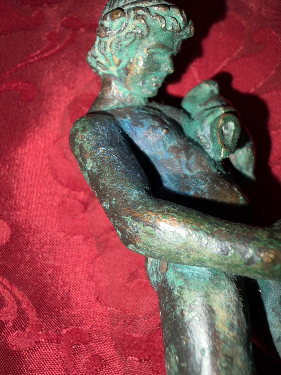Bronze Statuette With A Green Patina, Depicting A Young Faun Holding A Wineskin. Grand Tour, 19th Century -photo-2