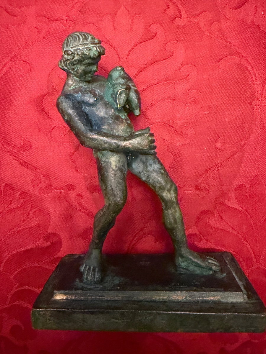 Bronze Statuette With A Green Patina, Depicting A Young Faun Holding A Wineskin. Grand Tour, 19th Century 