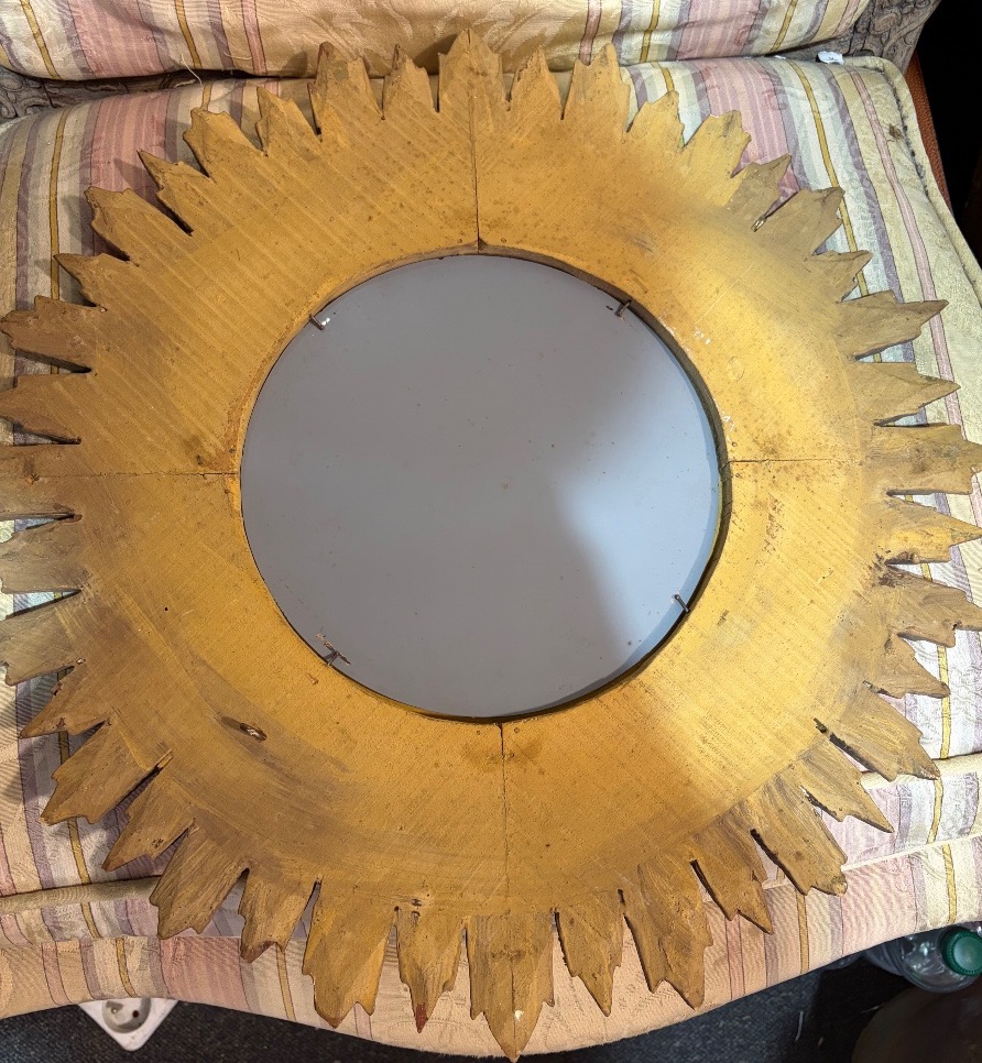 Miroir rond, cadre composé de rayons solaires. Doré au cuivre. France, vers 1950/60.-photo-4