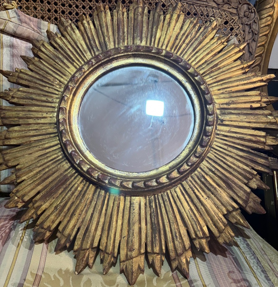 Miroir rond, cadre composé de rayons solaires. Doré au cuivre. France, vers 1950/60.