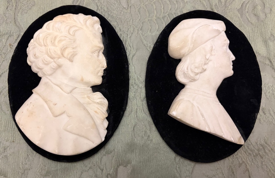 Deux profils en marbre blanc, Raphaël et un homme non identifié. XIX éme.  Italie ?