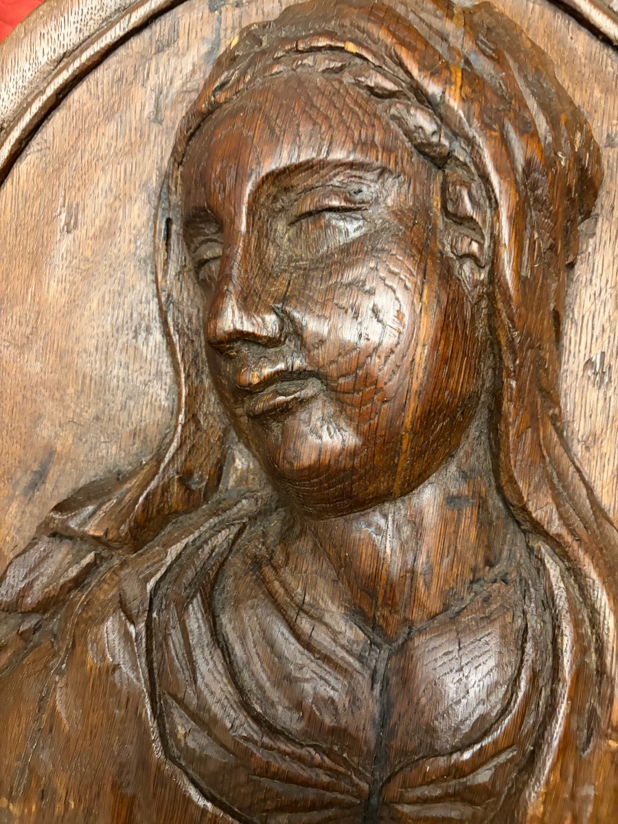 Grand panneau ovale en chêne sculpté. Portrait d’une Sainte Femme, XVII Eme siècle. -photo-4