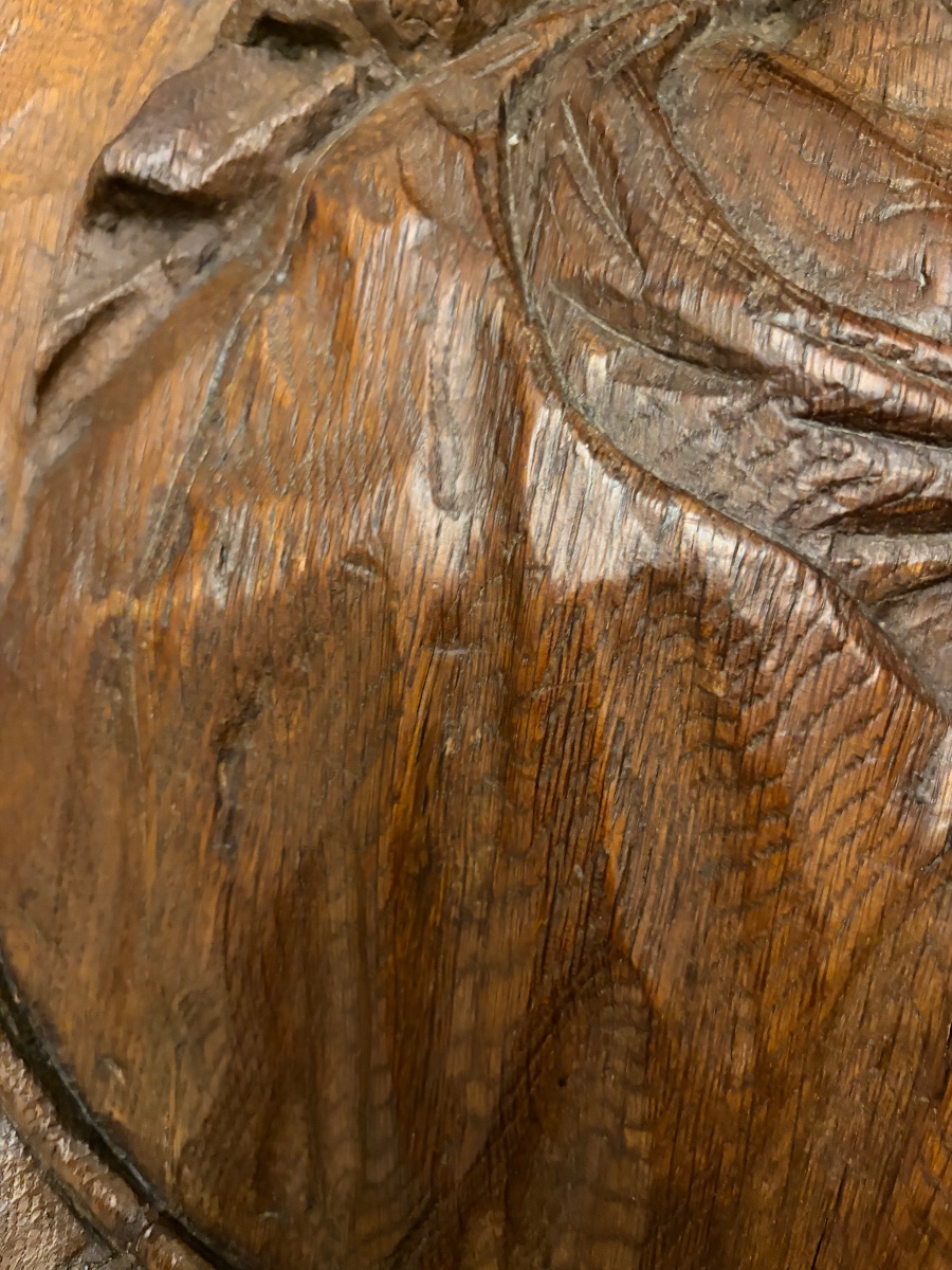 Grand panneau ovale en chêne sculpté. Portrait d’une Sainte Femme, XVII Eme siècle. -photo-3