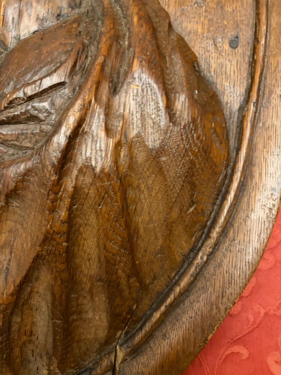 Grand panneau ovale en chêne sculpté. Portrait d’une Sainte Femme, XVII Eme siècle. -photo-5