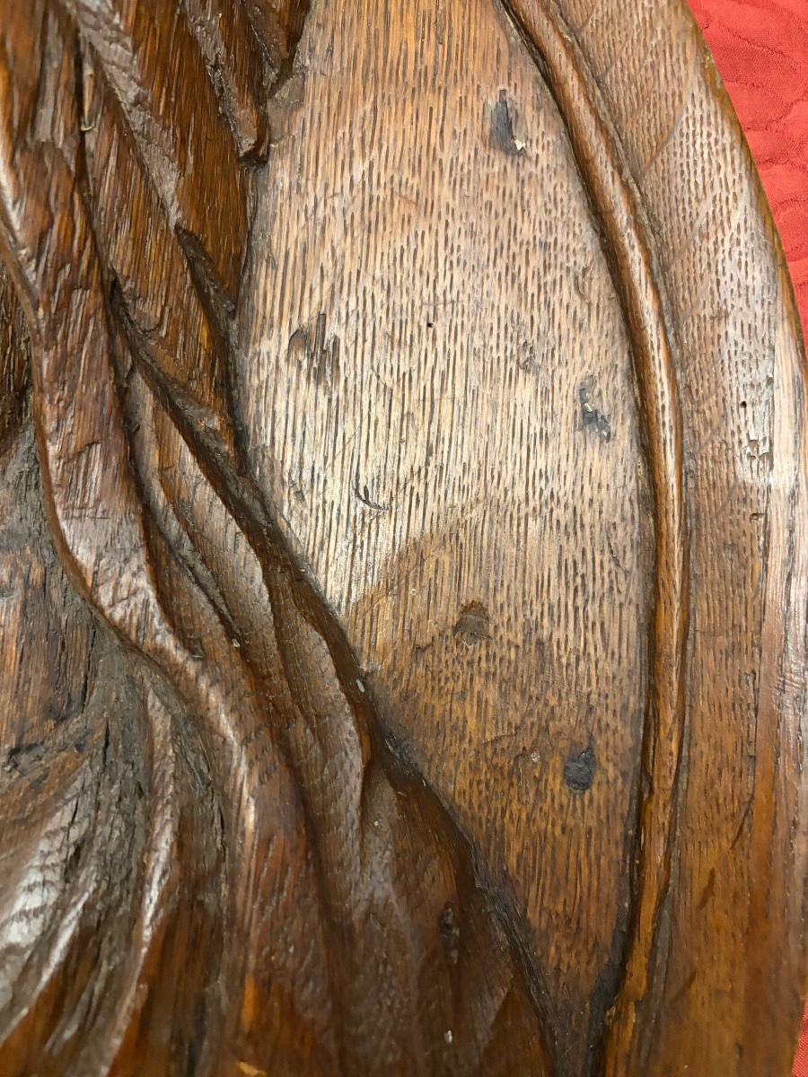 Grand panneau ovale en chêne sculpté. Portrait d’une Sainte Femme, XVII Eme siècle. -photo-6