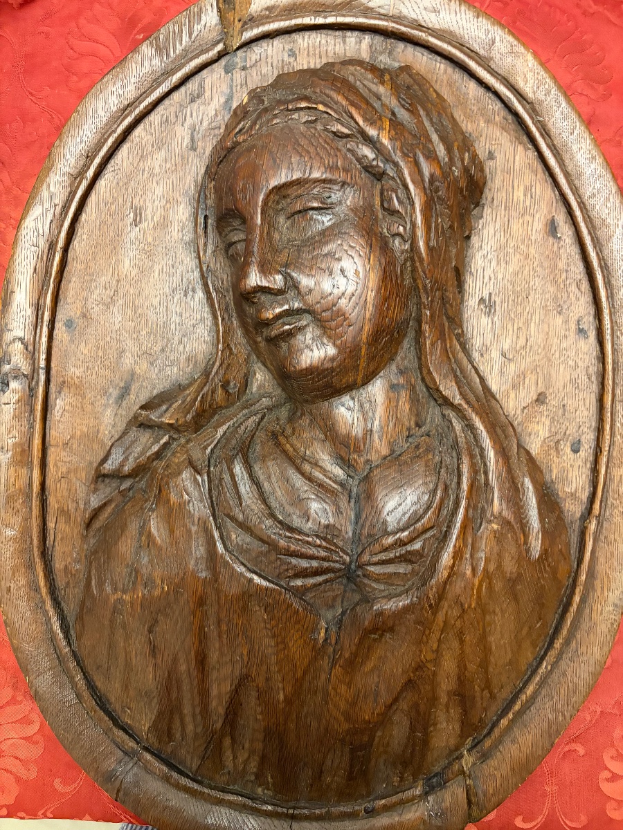 Grand panneau ovale en chêne sculpté. Portrait d’une Sainte Femme, XVII Eme siècle. 