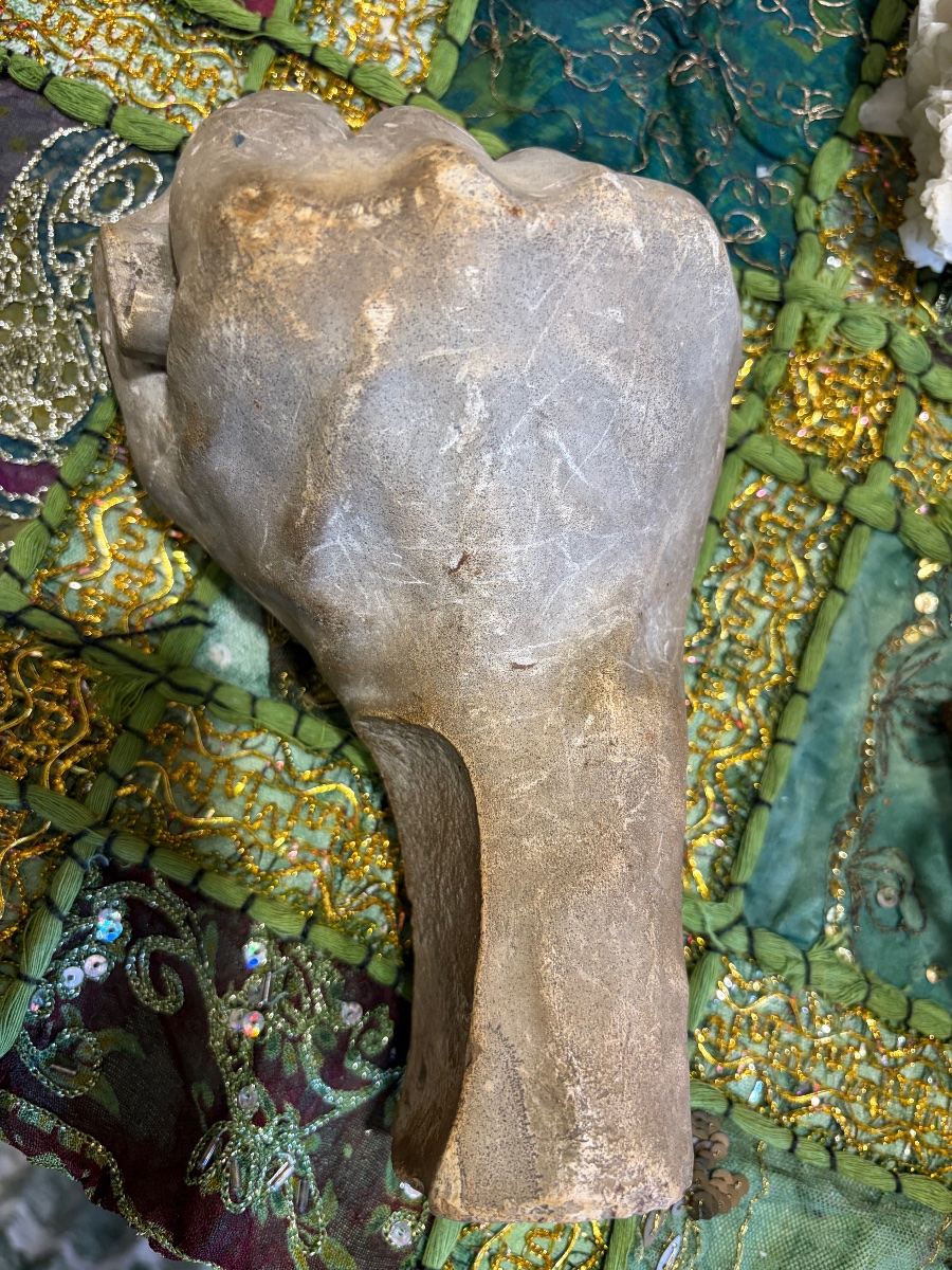 Main d’atelier en plâtre, serrant le manche d’un outil. Début XX éme siècle. France. -photo-4