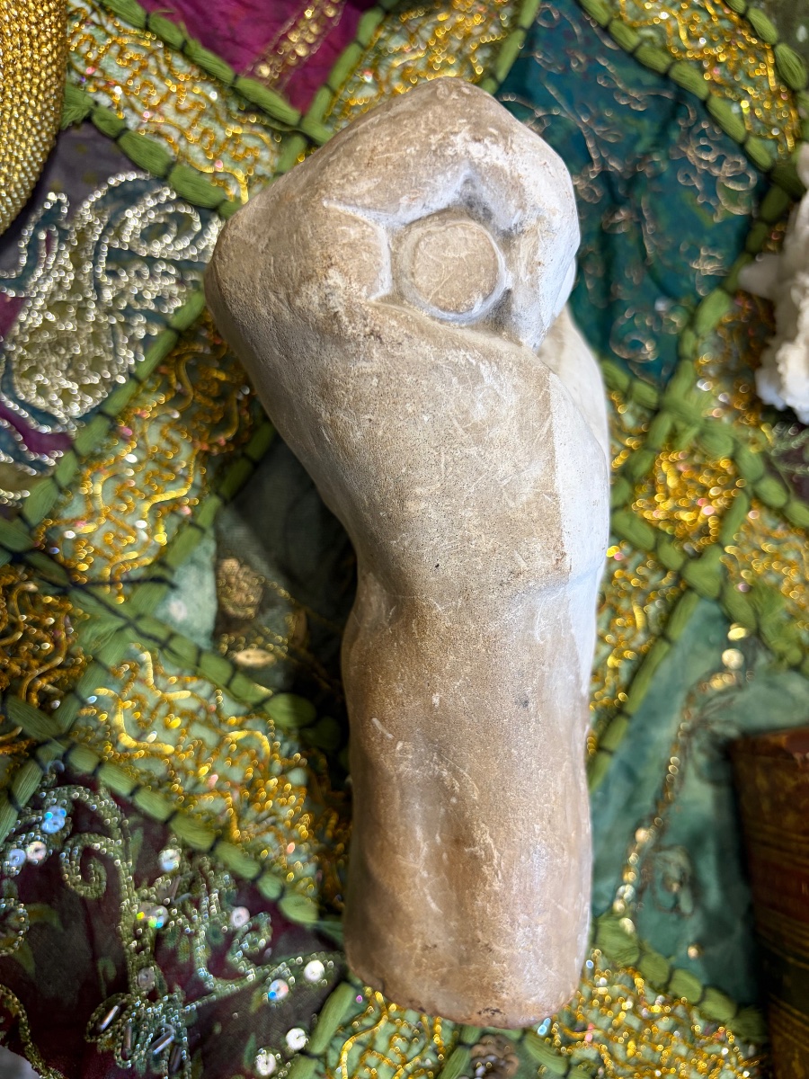 Main d’atelier en plâtre, serrant le manche d’un outil. Début XX éme siècle. France. -photo-2