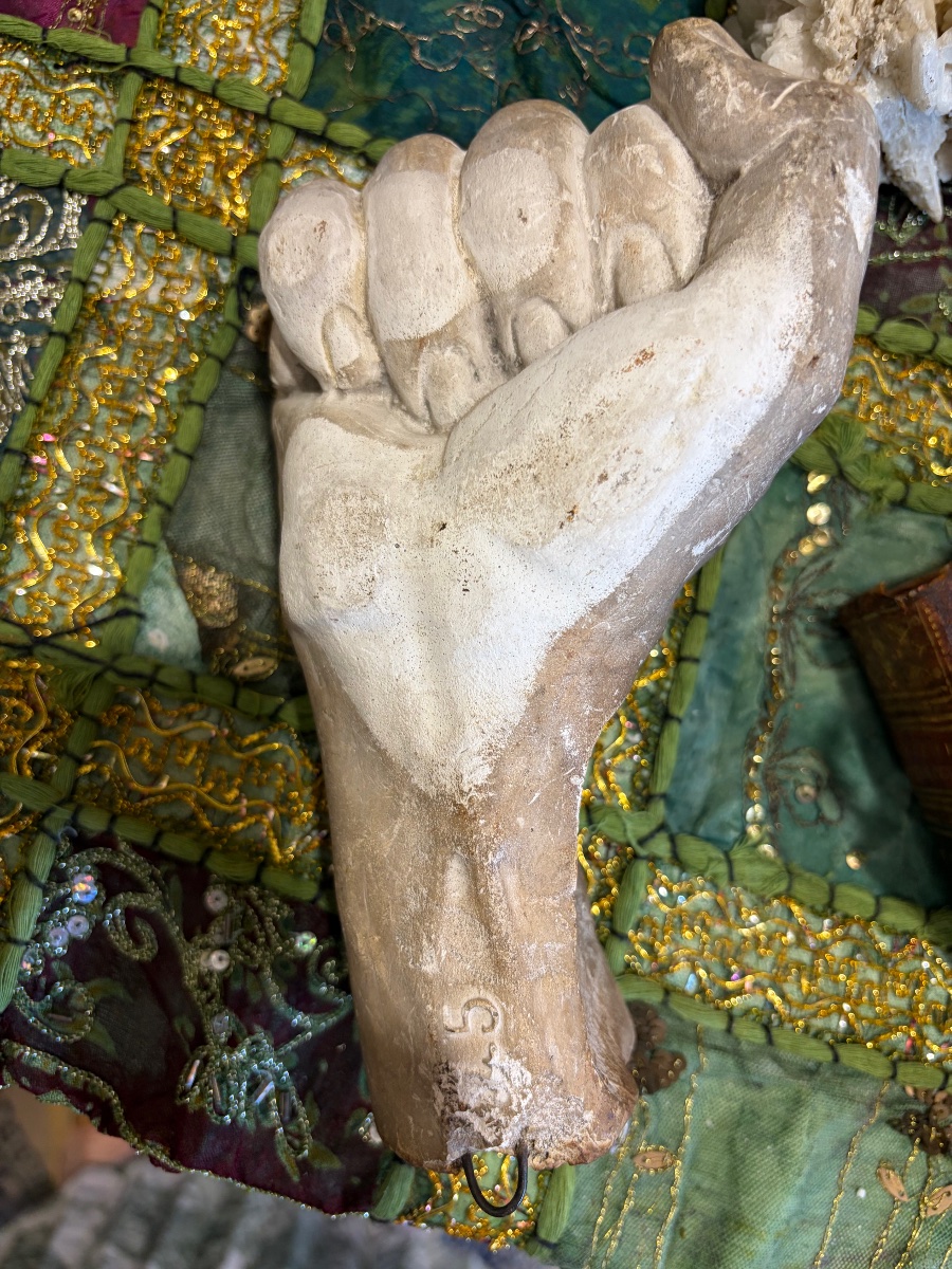 Main d’atelier en plâtre, serrant le manche d’un outil. Début XX éme siècle. France. -photo-3