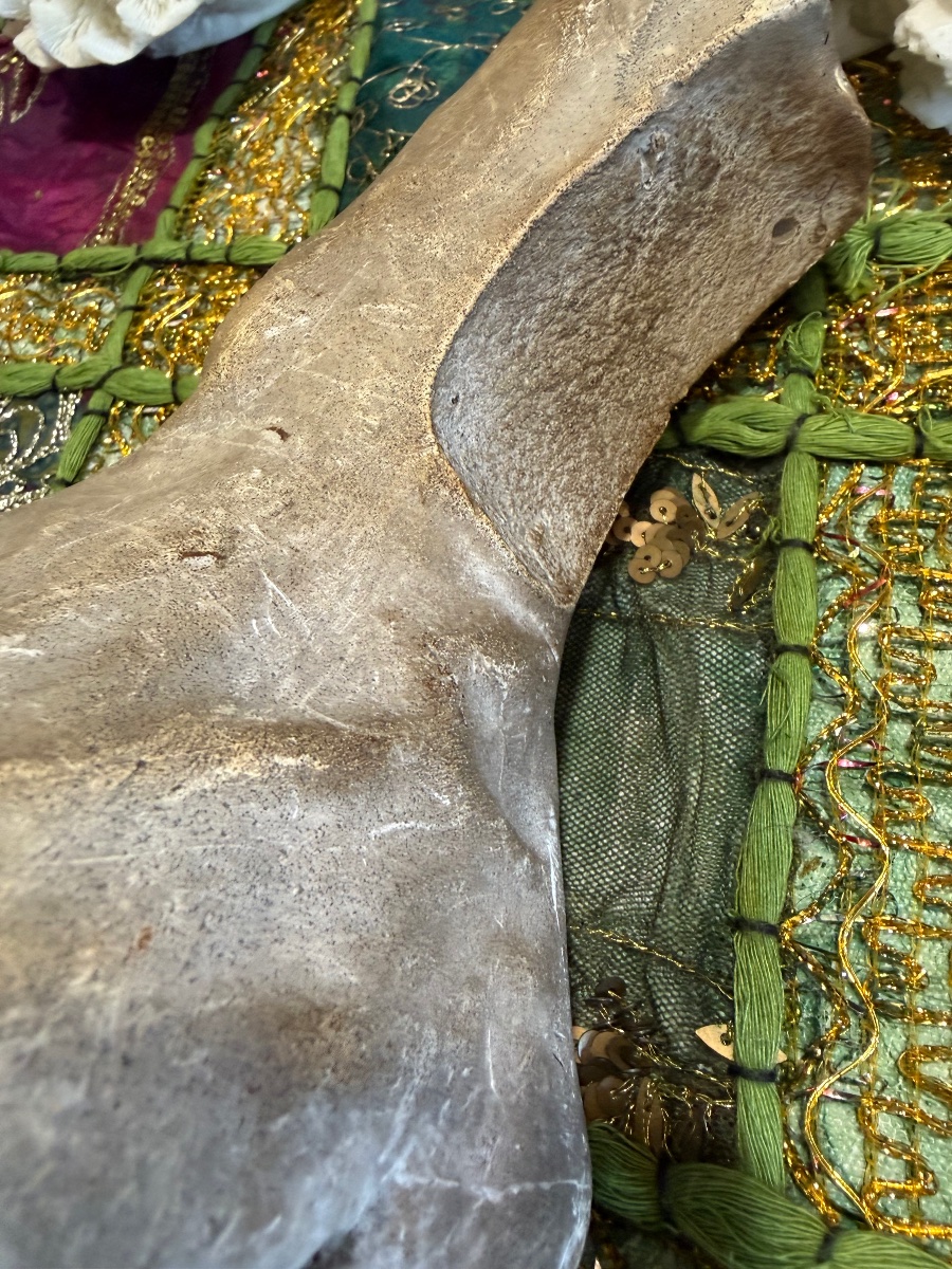 Main d’atelier en plâtre, serrant le manche d’un outil. Début XX éme siècle. France. -photo-4