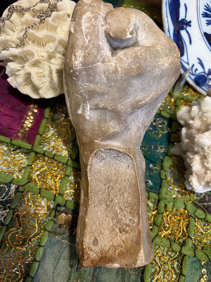 Main d’atelier en plâtre, serrant le manche d’un outil. Début XX éme siècle. France. -photo-5