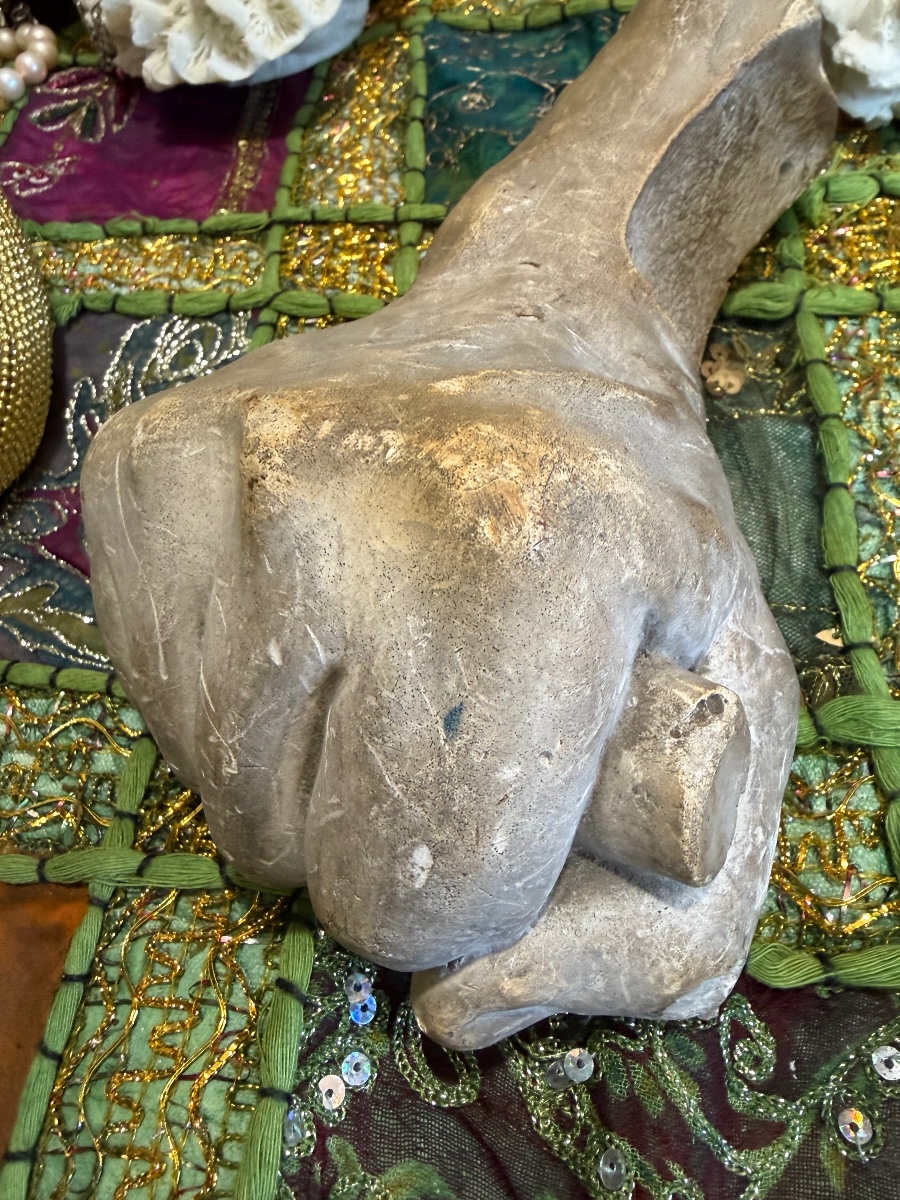 Main d’atelier en plâtre, serrant le manche d’un outil. Début XX éme siècle. France. 