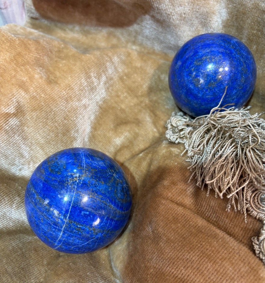 Paire de boules en lapis lazuli.  XX eme siècle. 