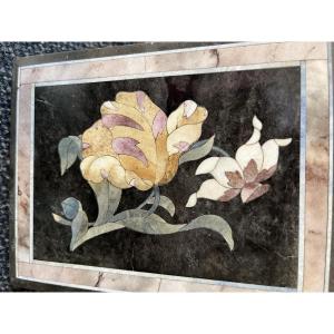 Plaque en marbre avec incrustations de marbres de couleurs. Italie, XXème siècle.