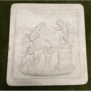 Jolie plaque en calcaire, scène de putti, avec jeune fille vêtue à l’antique. XIX eme.