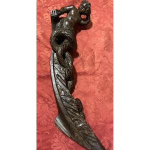 Grande sculpture d’applique représentant un être marin, moitié enfant, moitié sirène à double .