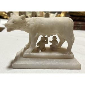 Louve romaine en albâtre, avec Remus et Romulus . Grand Tour, XIX eme.