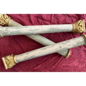 Trois colonnes en bois, vert d’eau , bases sculptées en bois doré. XIX eme siecle.