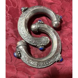 Paire de bracelets ethniques, argent bas titre. Vers 1950