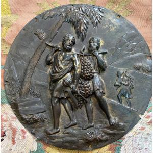 Grande plaque en bronze représentant la récolte de raisins au Pays de Canaan. XVII éme siècle.