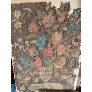 Élément de tapisserie XVII eme, vase Médicis et fleurs. Lacunaire.