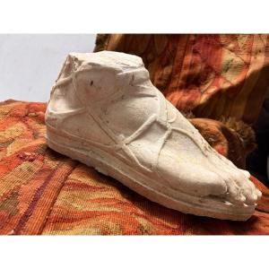 Pied de soldat romain, chaussé d’une sandale, plâtre d’étude, début XX éme