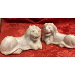 Paire de petits lions en marbre, Italie, XVIII eme siecle.
