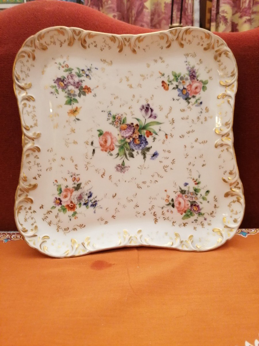 Plat à Gâteaux En Porcelaine Décor Peint. 