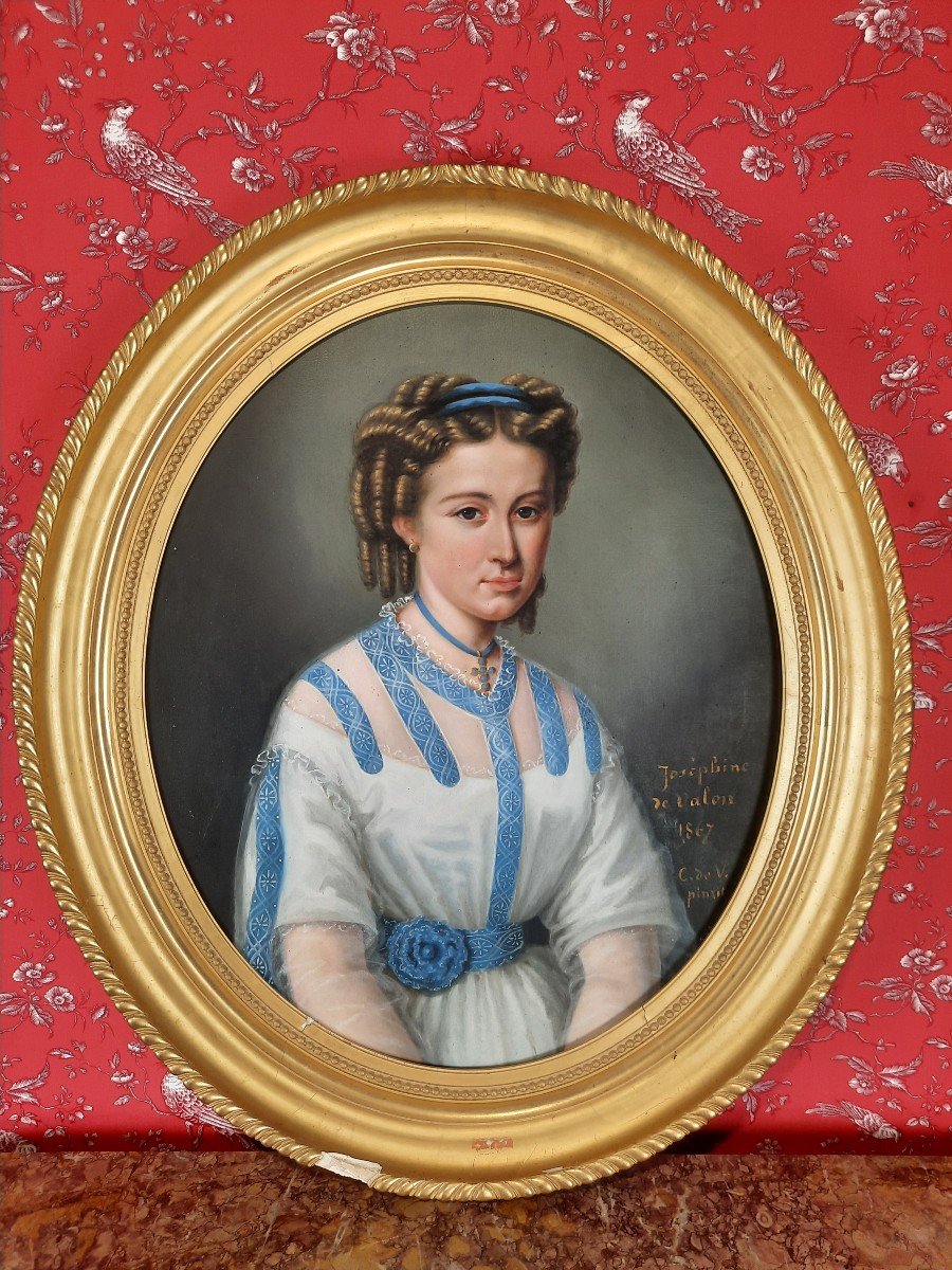 Portrait d'une jeune fille en robe d'époque XIXème 