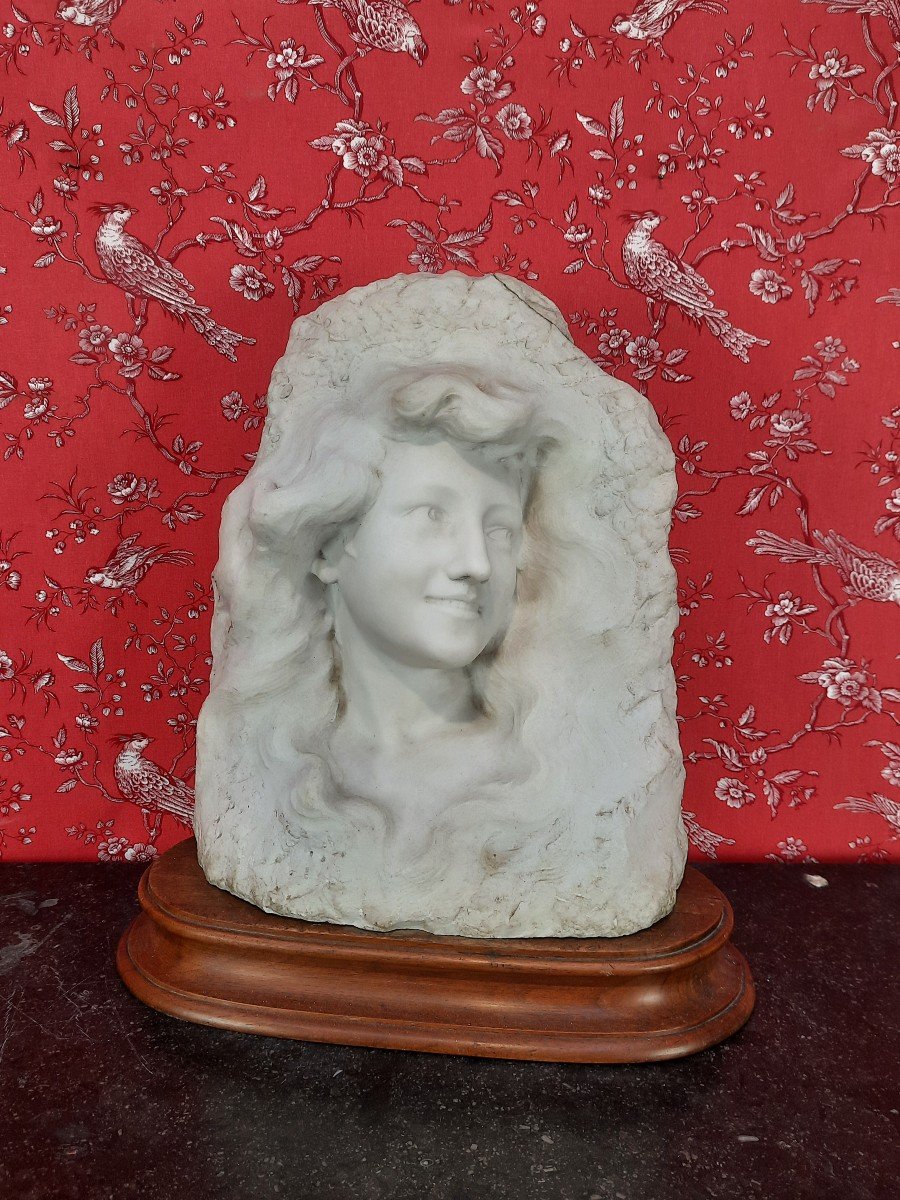 Profile de femme en marbre 