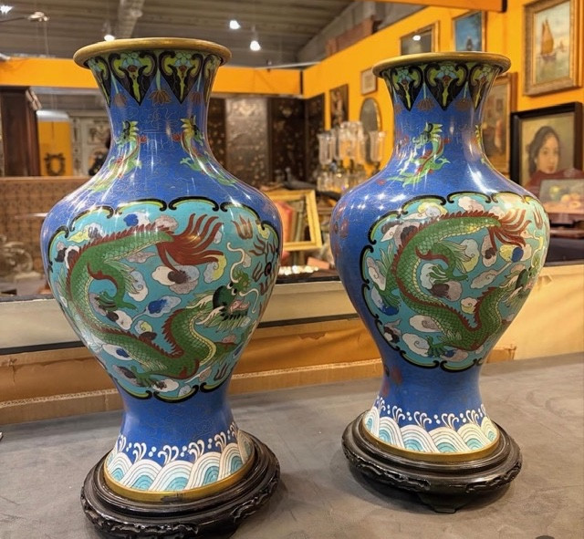 Pair de vases chinois en émail cloisonné