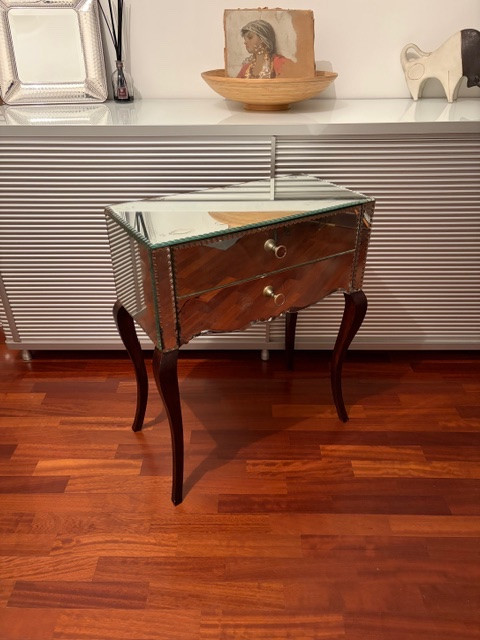 Petite commode à miroir ciselé-photo-2