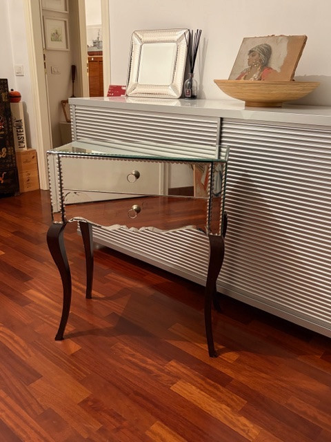 Petite commode à miroir ciselé-photo-4