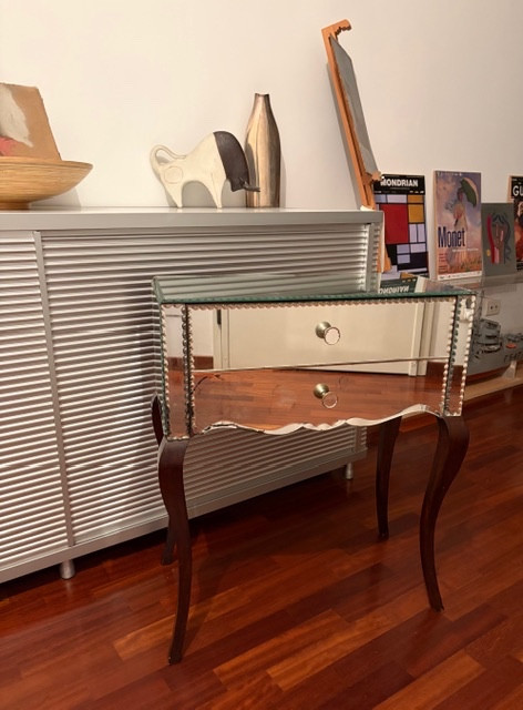 Petite commode à miroir ciselé