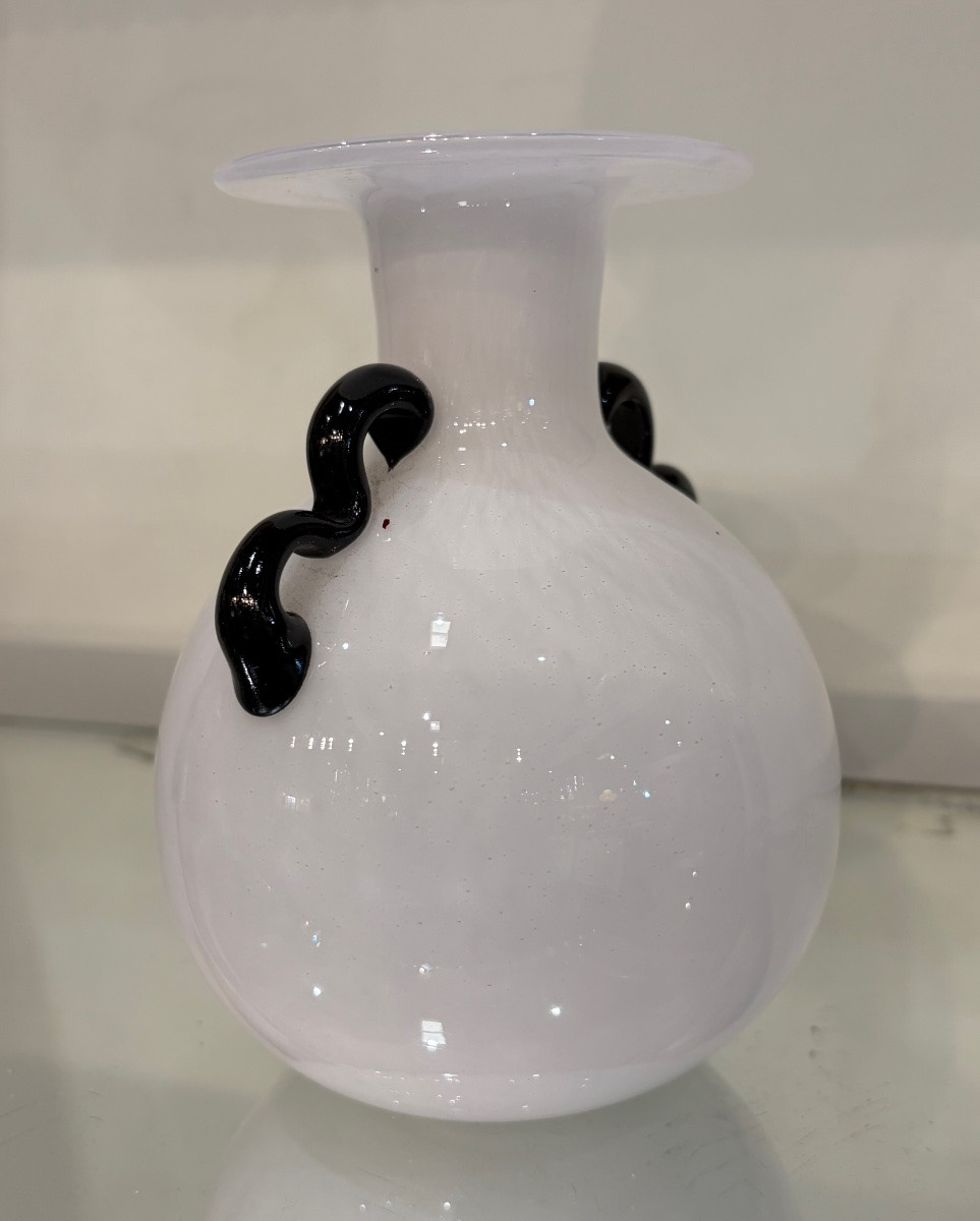 Vase en verre de Murano blanc laiteux à anses noires – Italie, XXe siècle-photo-8