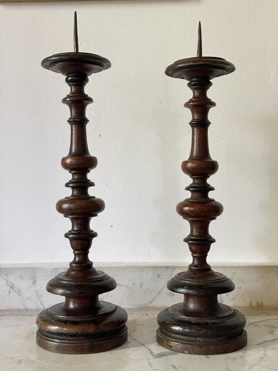 Paire de candélabresen bois tourné- Toscane XVIIème siècle 
