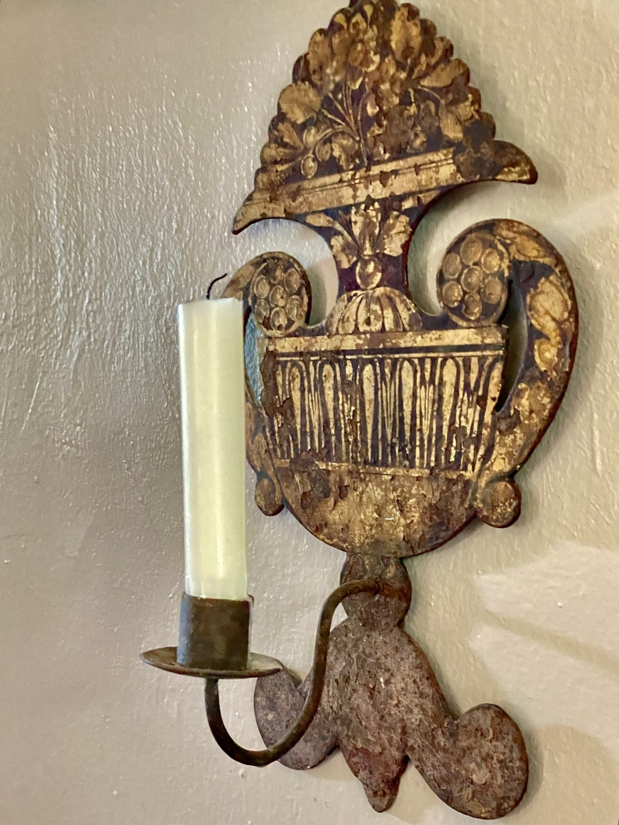 Restoration Period Gilded Cut-out Iron Wall Light -photo-2