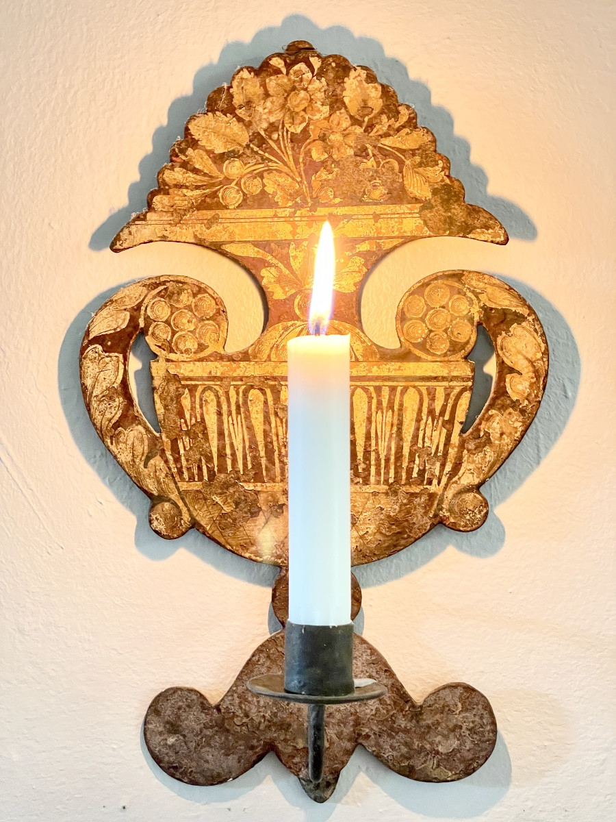 Restoration Period Gilded Cut-out Iron Wall Light -photo-1