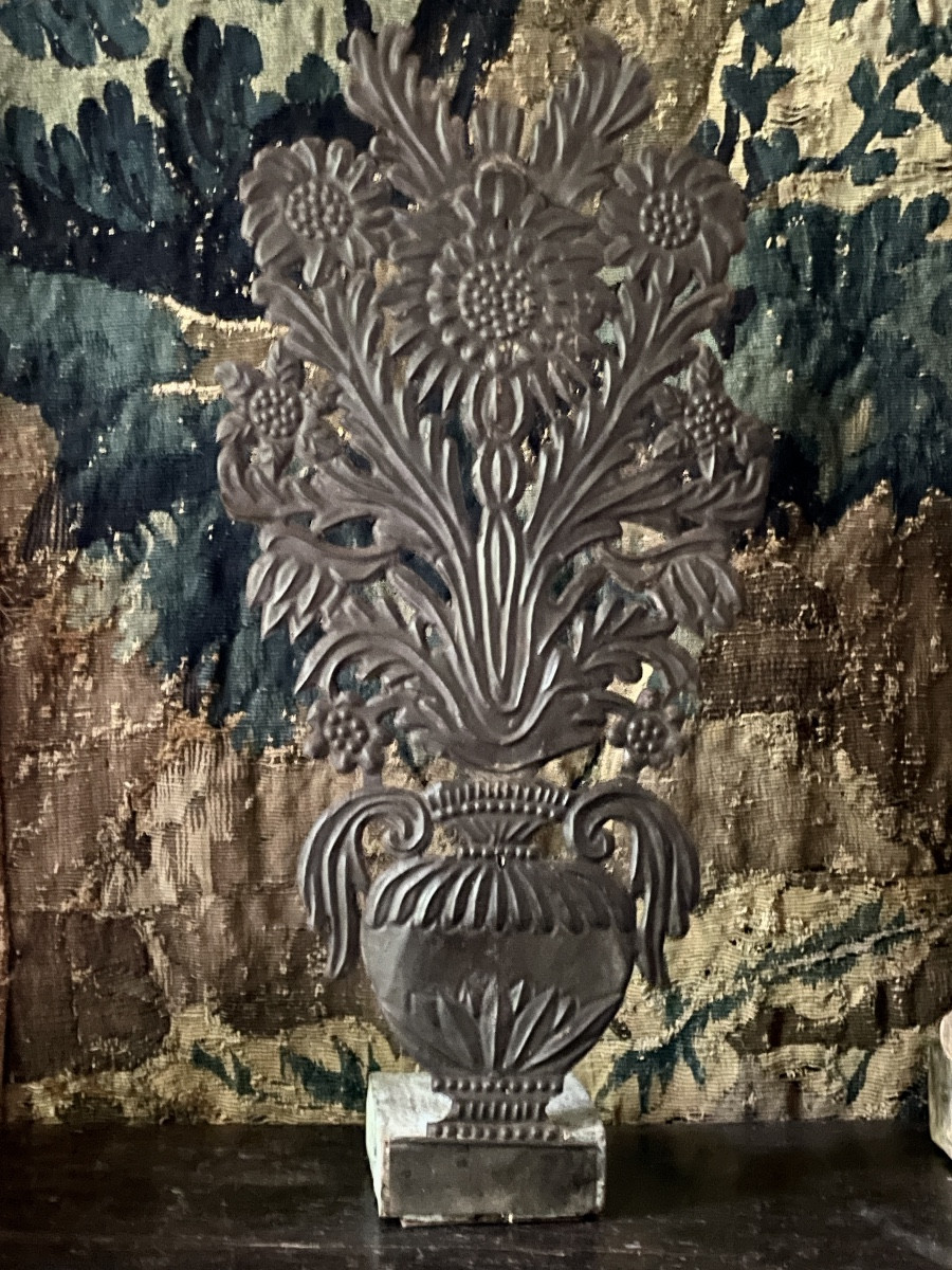 Vase à bouquet en tôle repoussée au 18ème siècle 