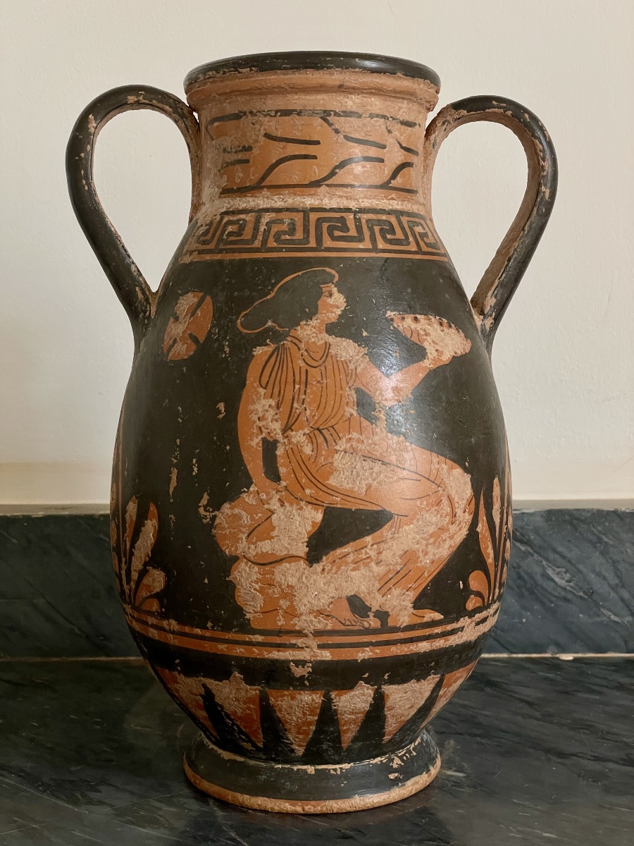 Vase grec de la fin du XIXème siècle en terre cuite décoré de figures rouge sur fond noir -photo-2