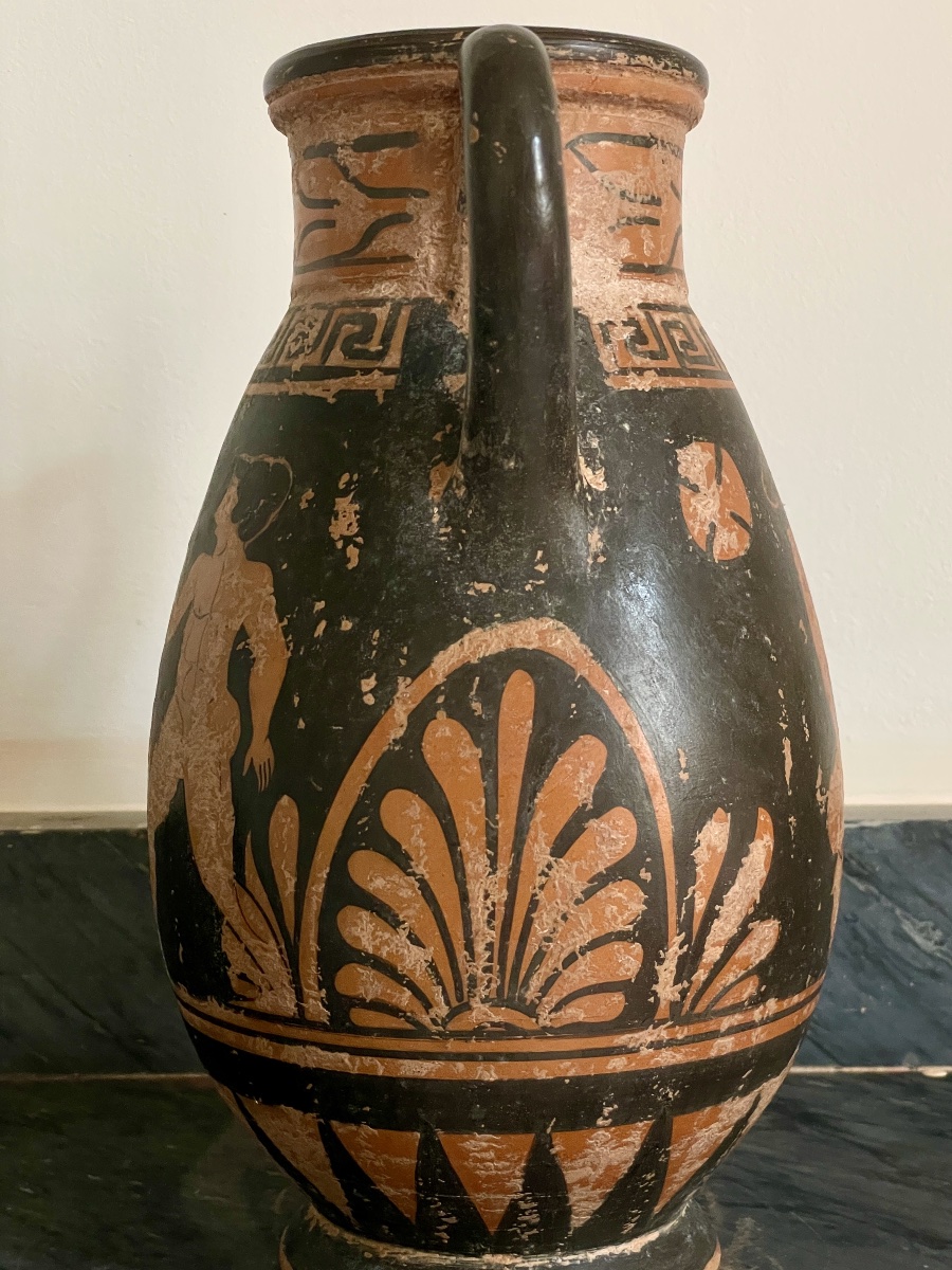 Vase grec de la fin du XIXème siècle en terre cuite décoré de figures rouge sur fond noir -photo-3