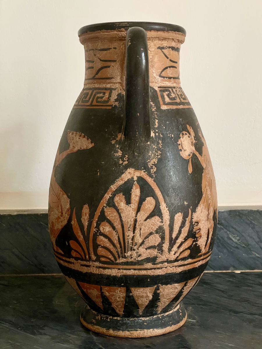 Vase grec de la fin du XIXème siècle en terre cuite décoré de figures rouge sur fond noir -photo-4