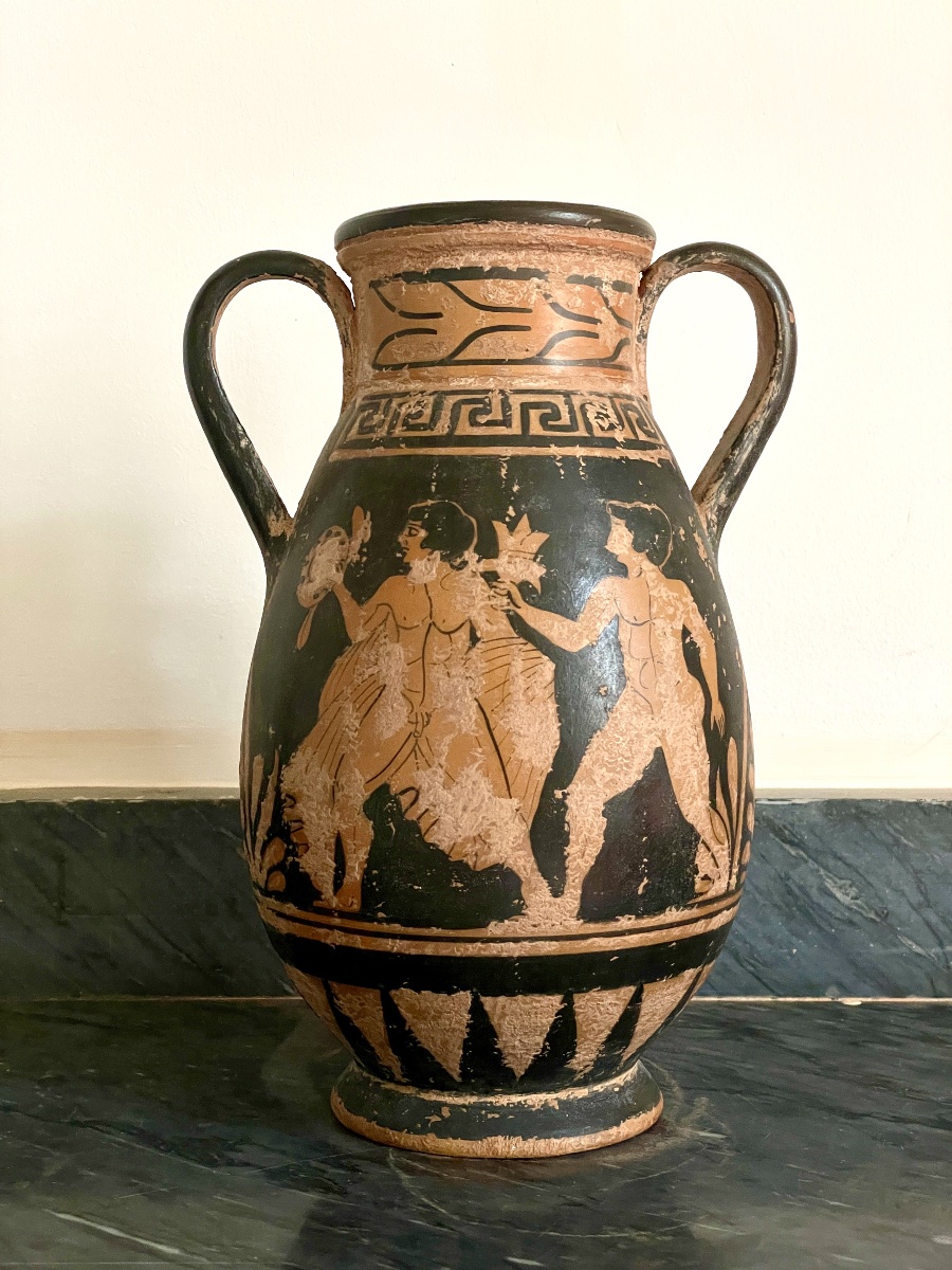 Vase grec de la fin du XIXème siècle en terre cuite décoré de figures rouge sur fond noir 