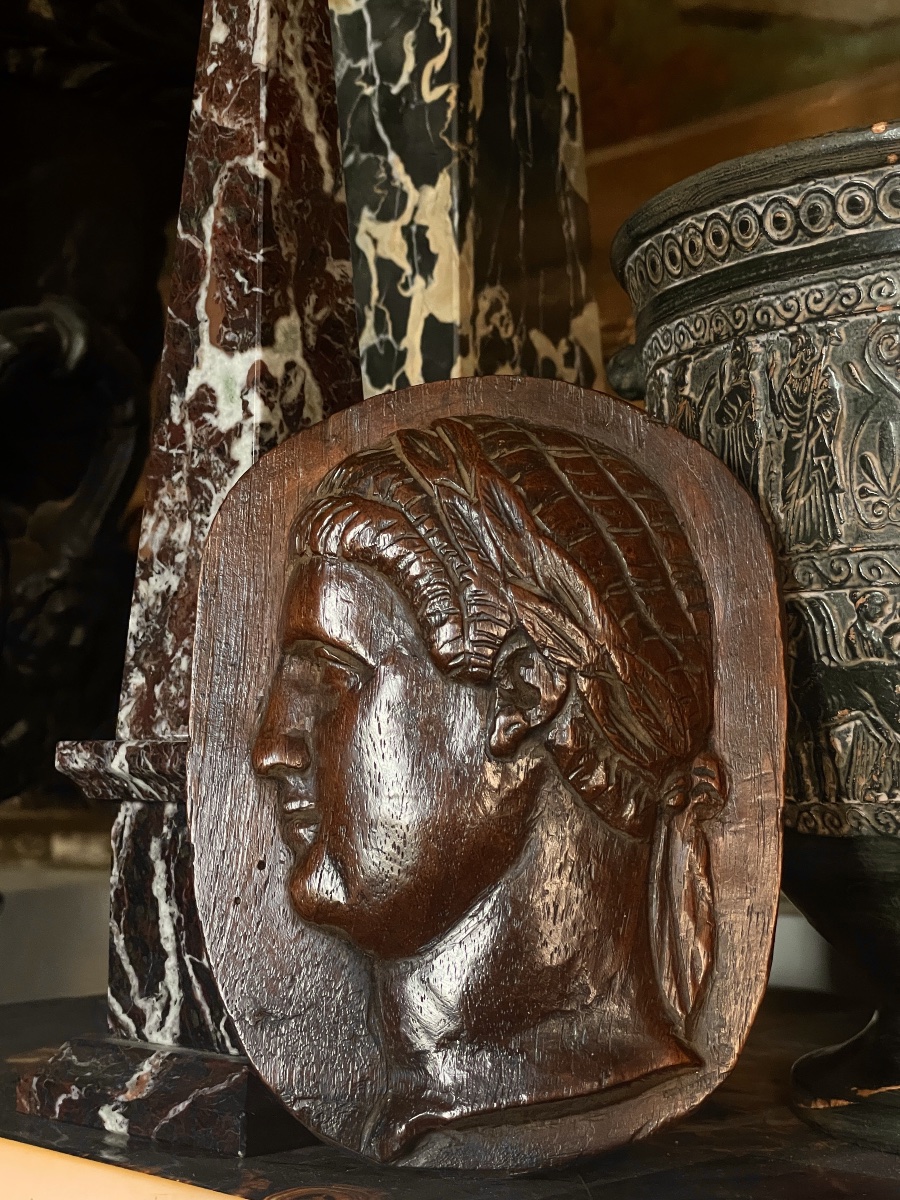 Médaillon d’empereur néoclassique en bois sculpté 