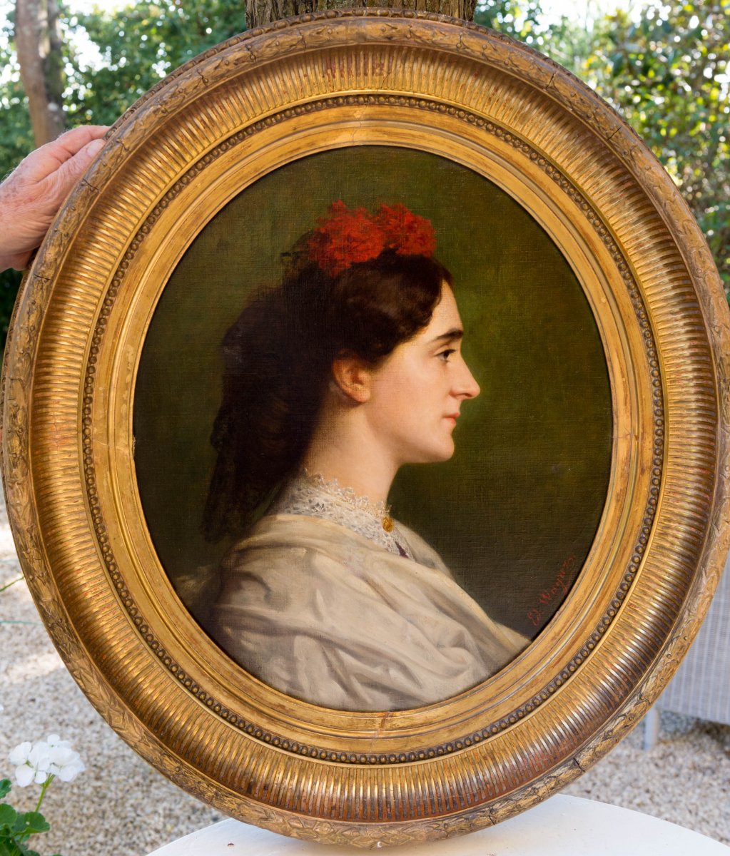 Portrait De Jeune Femme De Profil