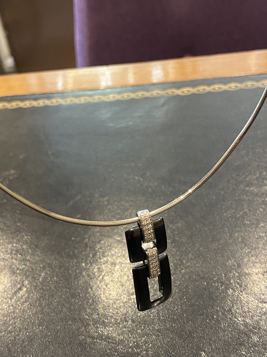 Guy Laroche White Gold And Diamond Ceramic Necklace 
